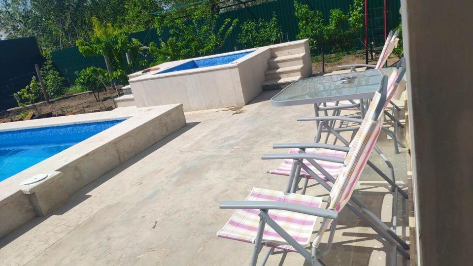 Apex Rest House Of 10 Rooms And Pool Erivan Exterior foto