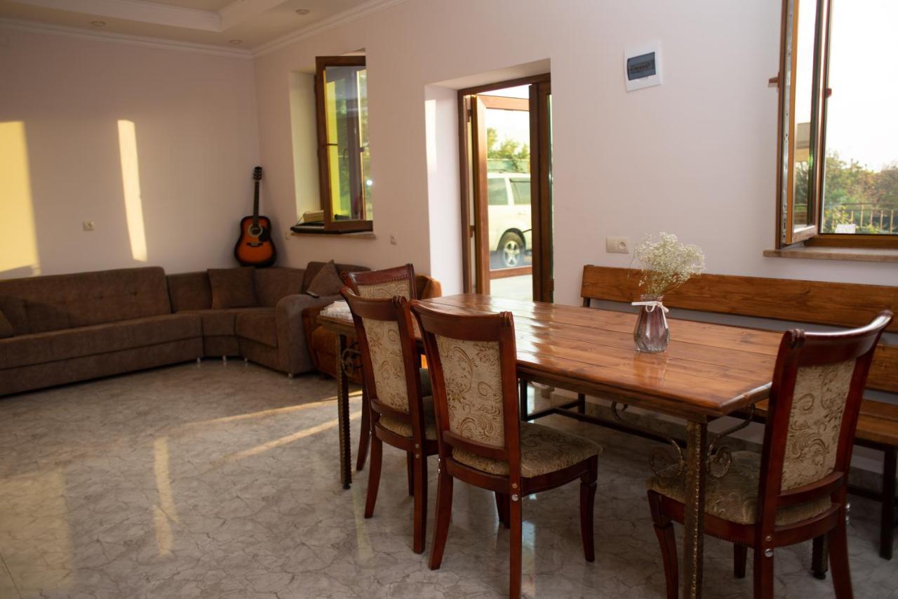 Apex Rest House Of 10 Rooms And Pool Erivan Exterior foto