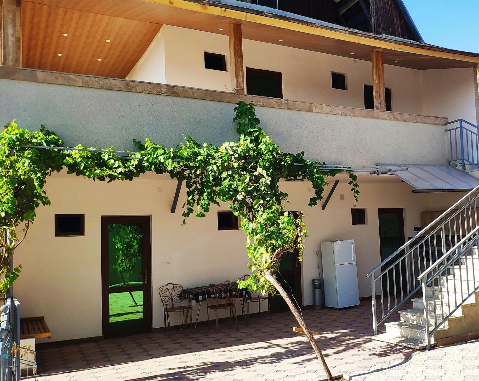 Apex Rest House Of 10 Rooms And Pool Erivan Exterior foto