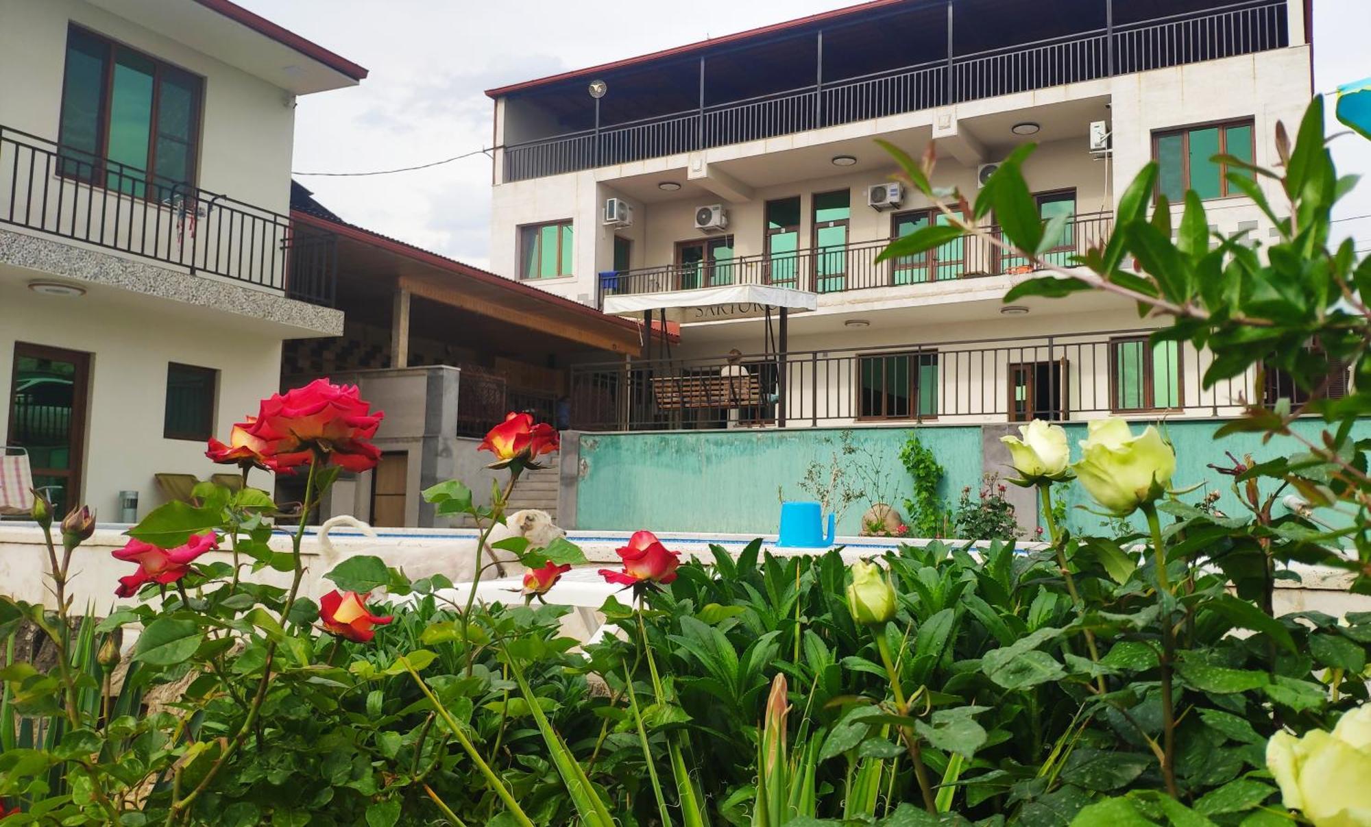 Apex Rest House Of 10 Rooms And Pool Erivan Exterior foto
