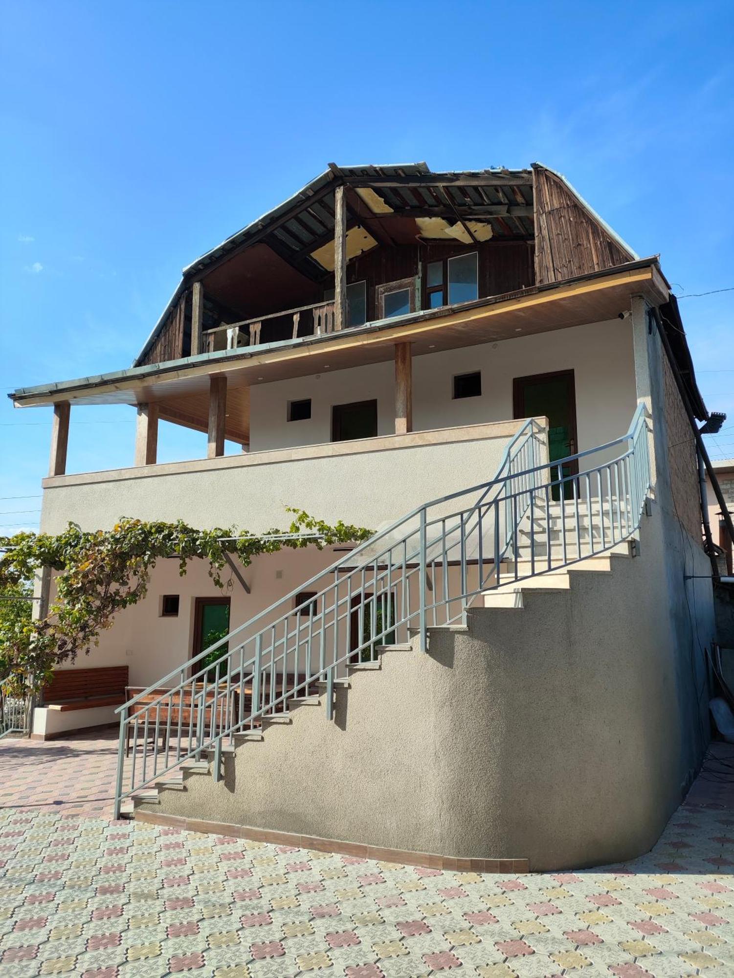 Apex Rest House Of 10 Rooms And Pool Erivan Exterior foto