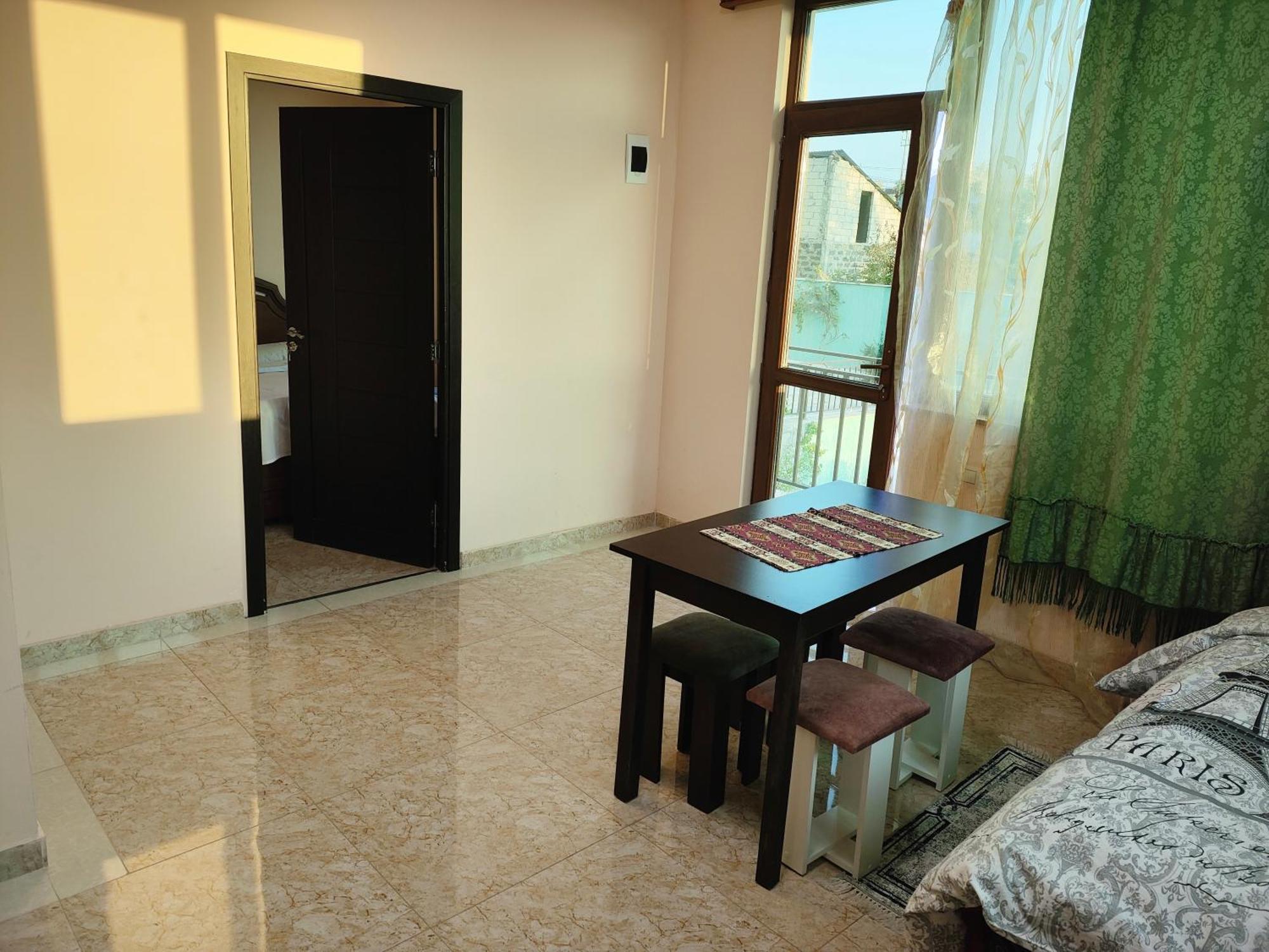 Apex Rest House Of 10 Rooms And Pool Erivan Exterior foto