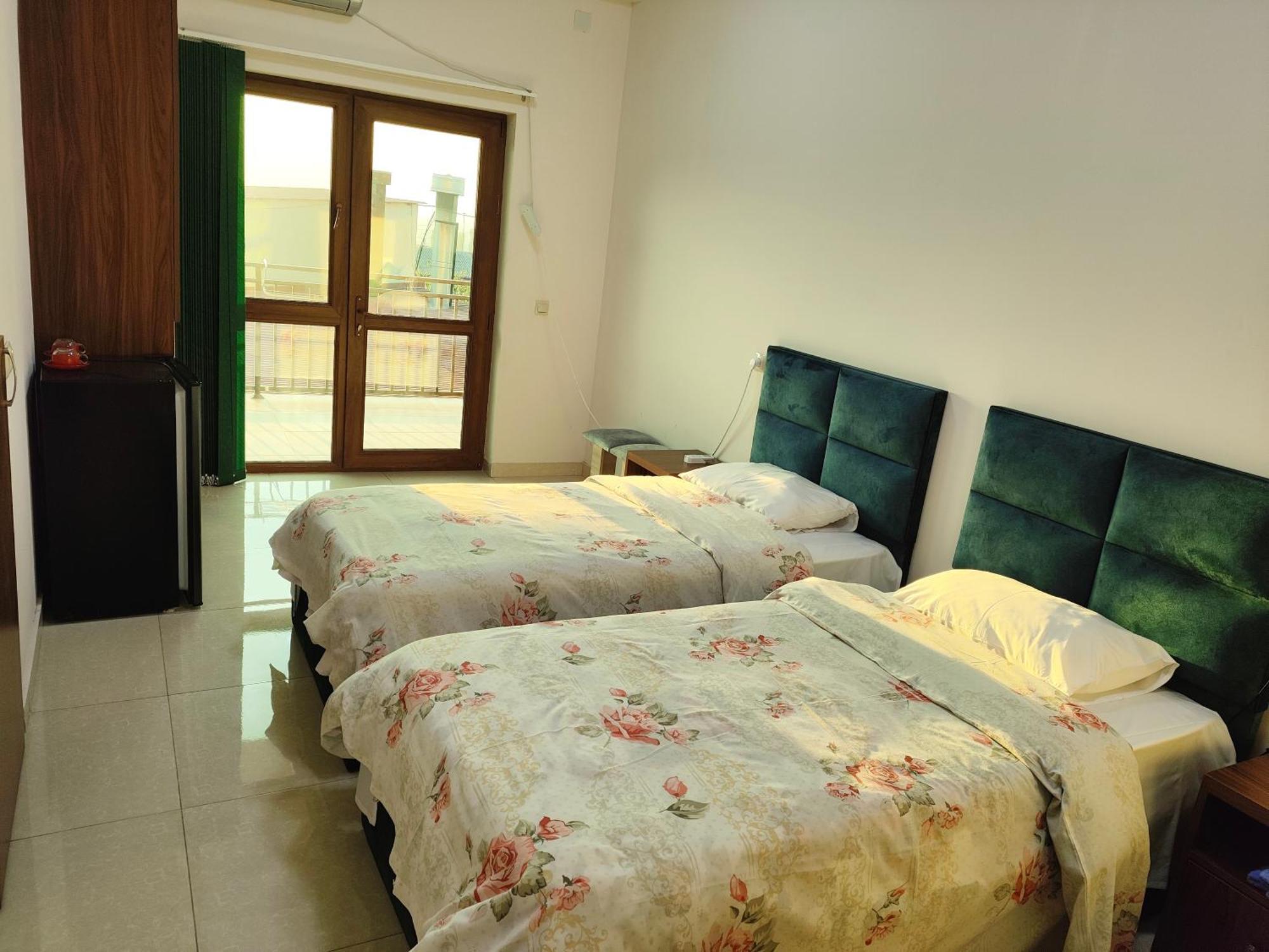 Apex Rest House Of 10 Rooms And Pool Erivan Exterior foto