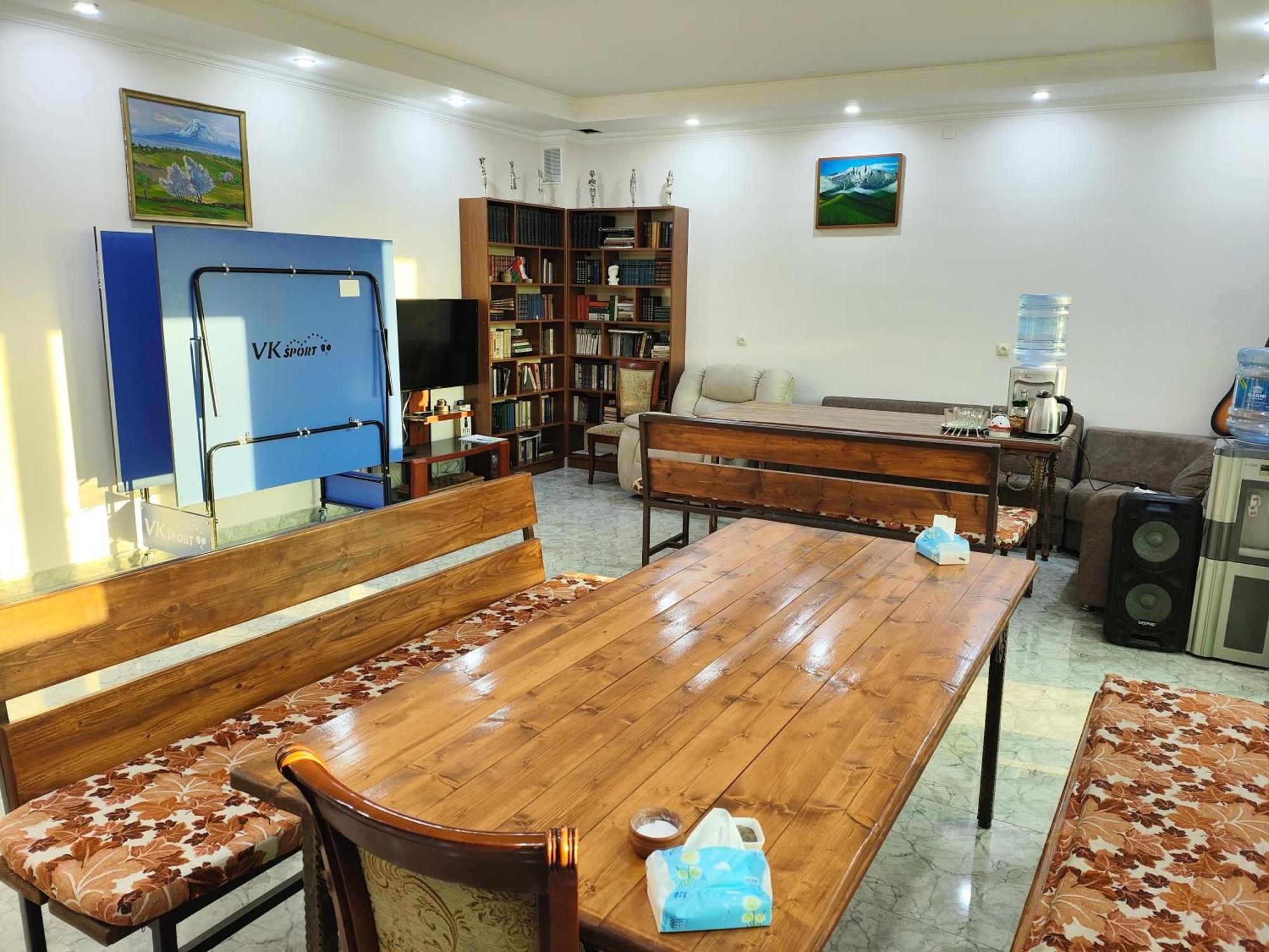 Apex Rest House Of 10 Rooms And Pool Erivan Exterior foto