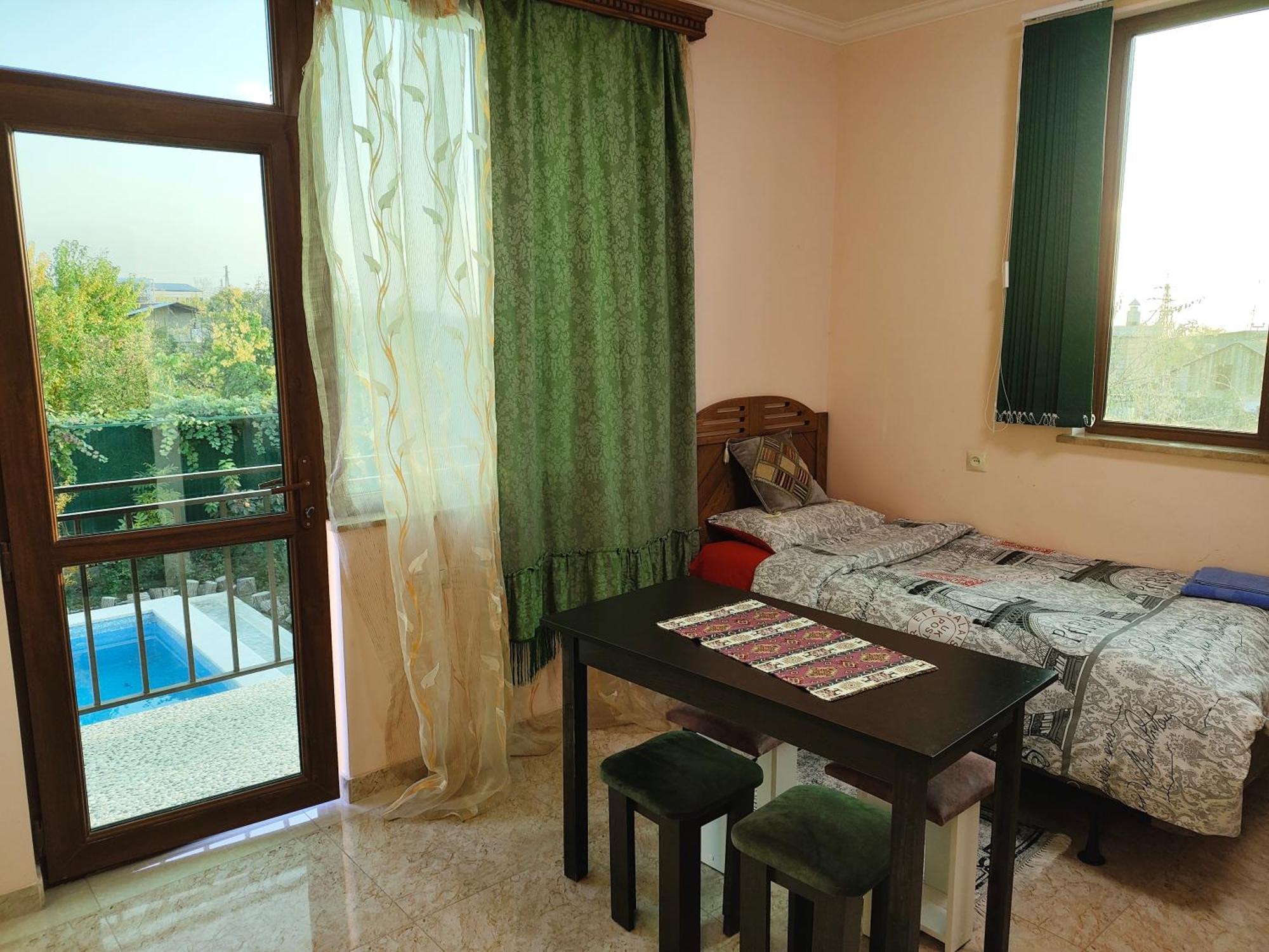 Apex Rest House Of 10 Rooms And Pool Erivan Exterior foto