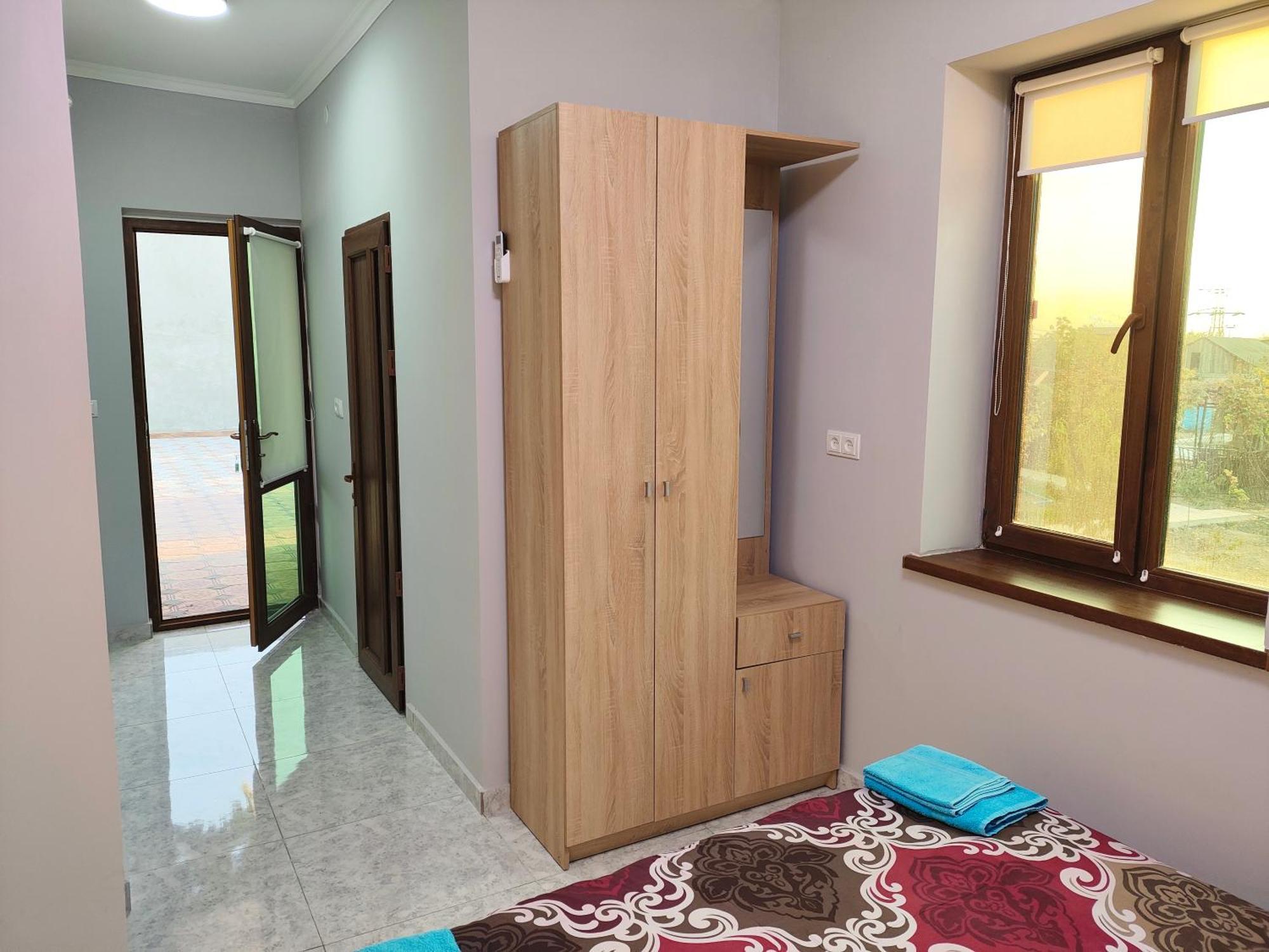 Apex Rest House Of 10 Rooms And Pool Erivan Exterior foto