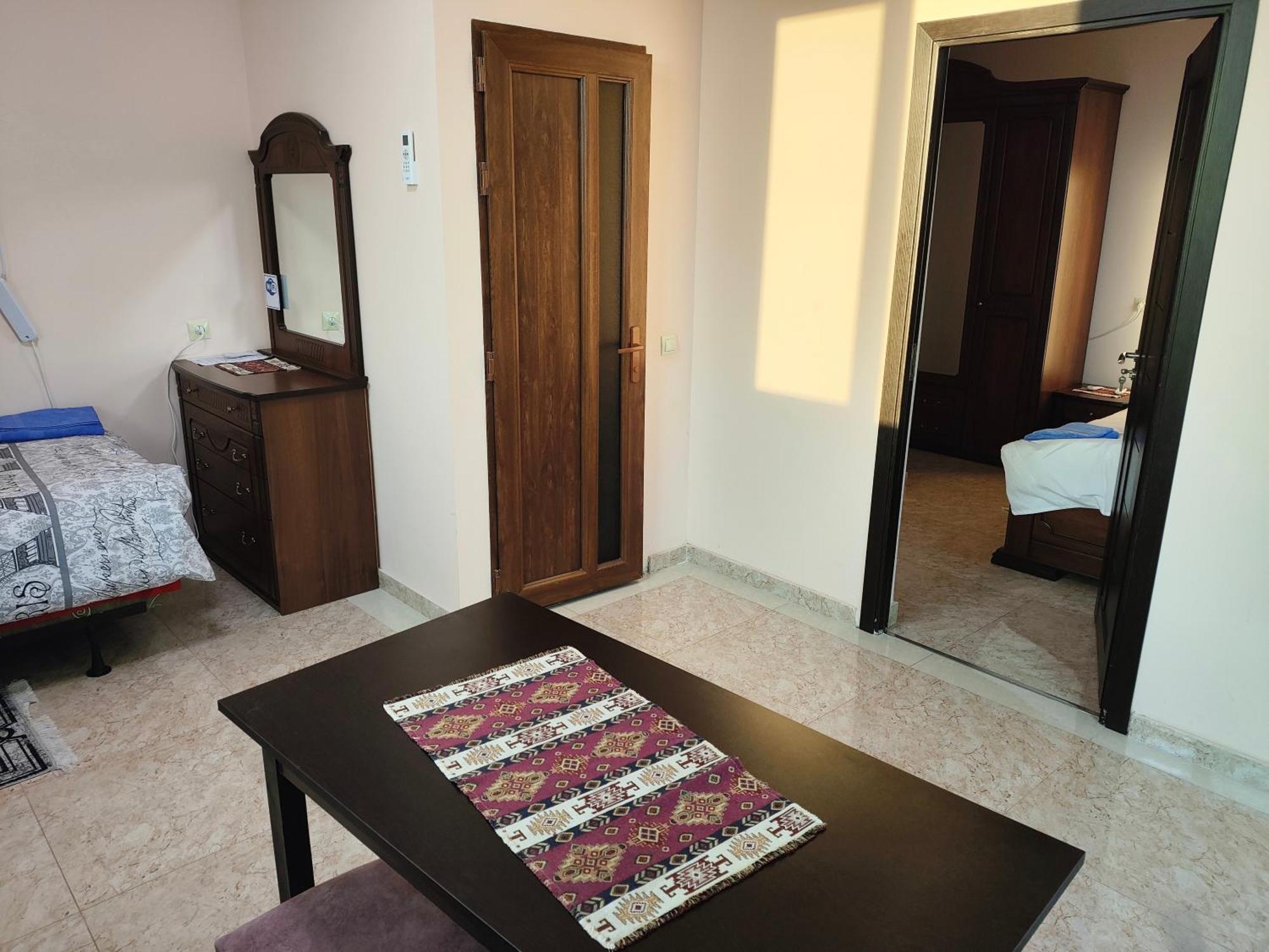 Apex Rest House Of 10 Rooms And Pool Erivan Exterior foto