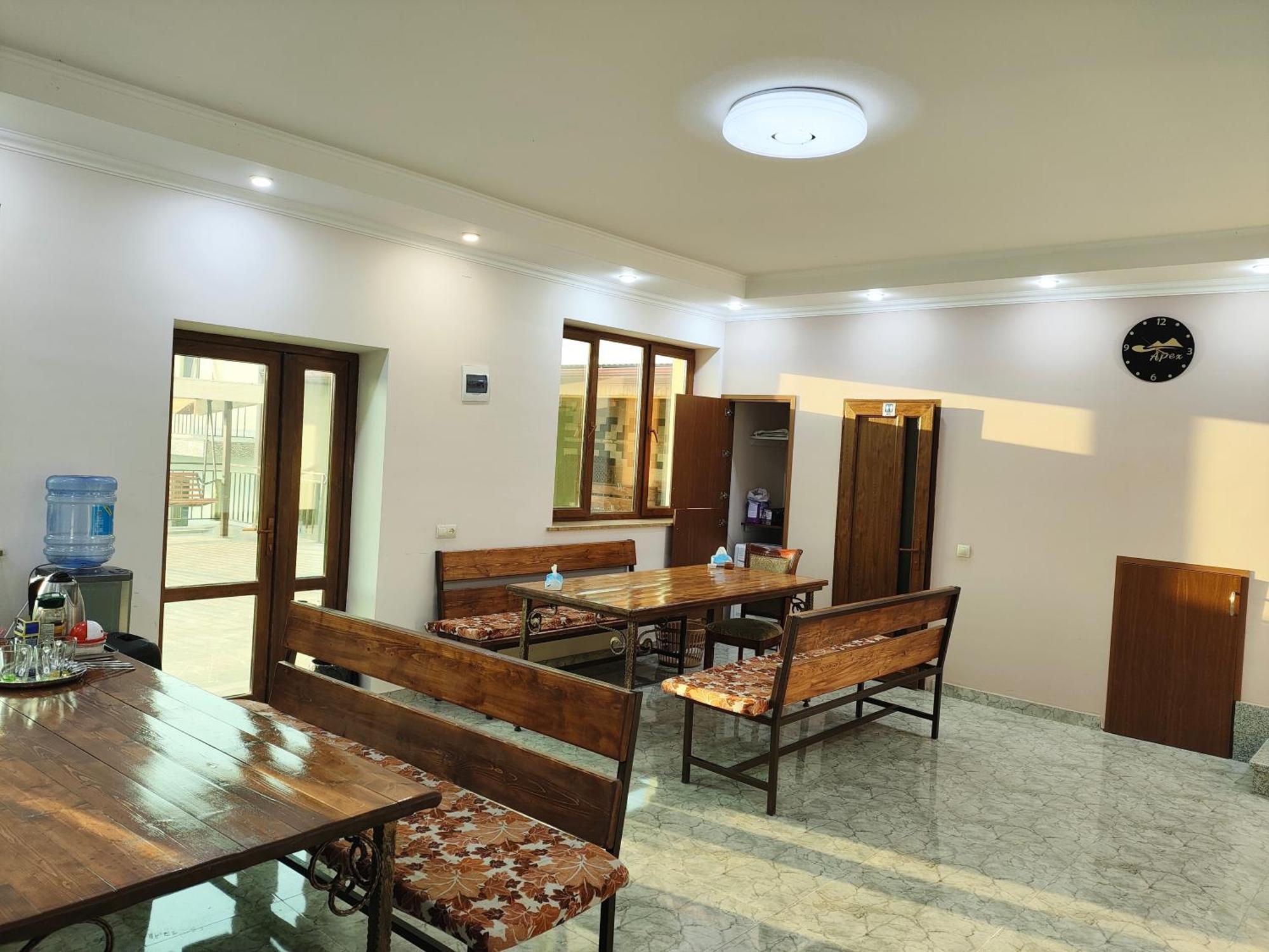 Apex Rest House Of 10 Rooms And Pool Erivan Exterior foto