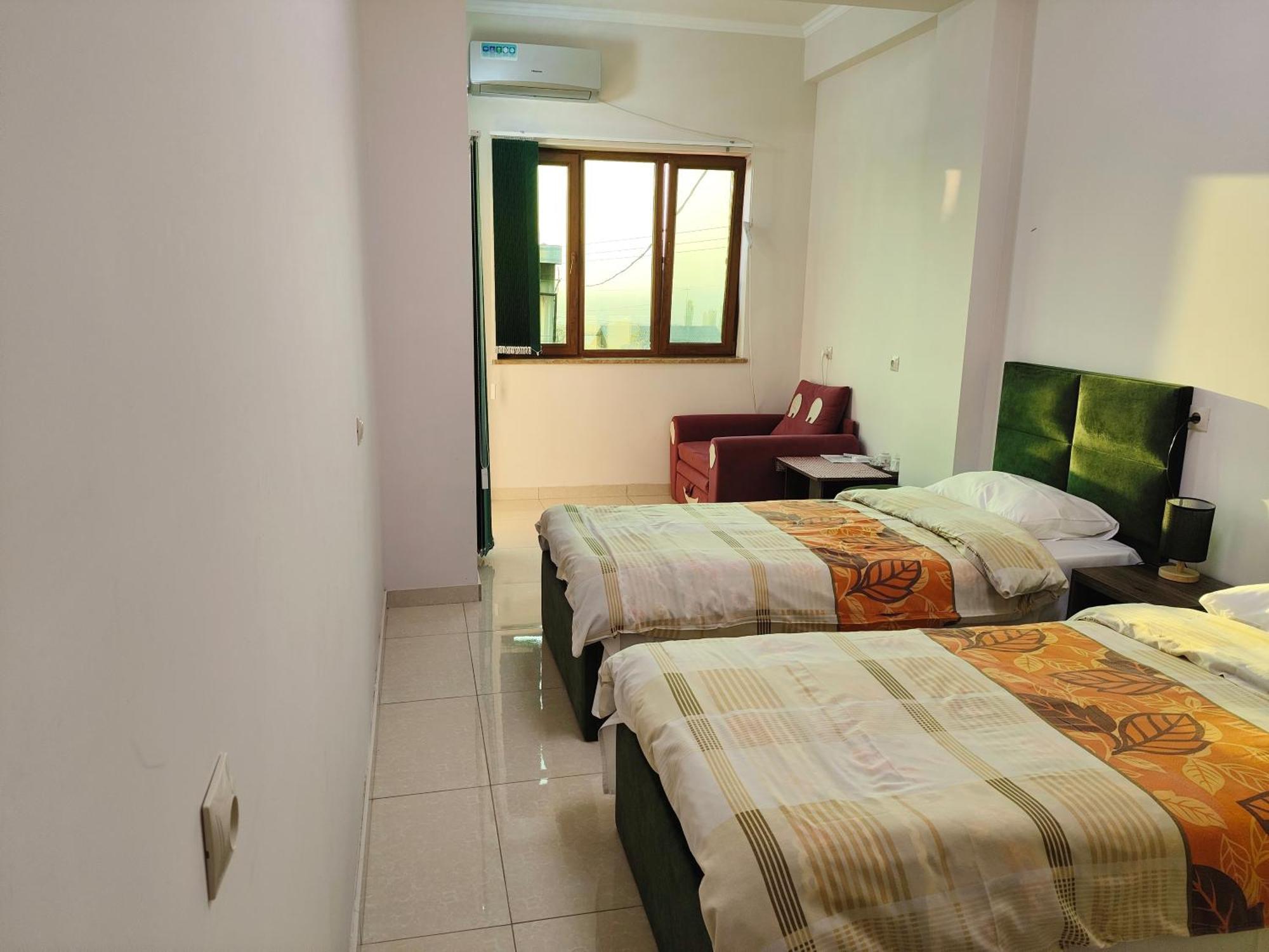 Apex Rest House Of 10 Rooms And Pool Erivan Exterior foto