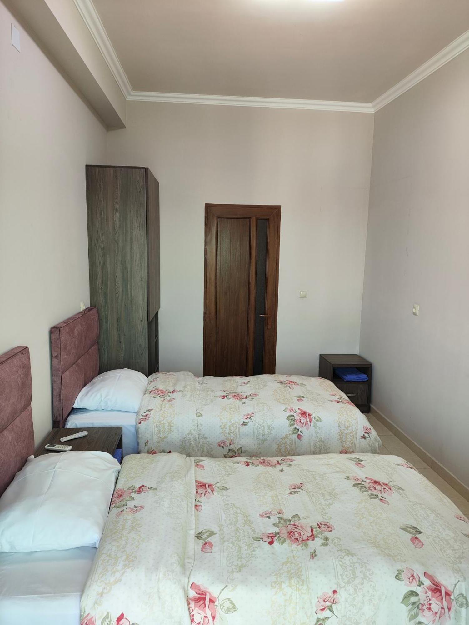 Apex Rest House Of 10 Rooms And Pool Erivan Exterior foto