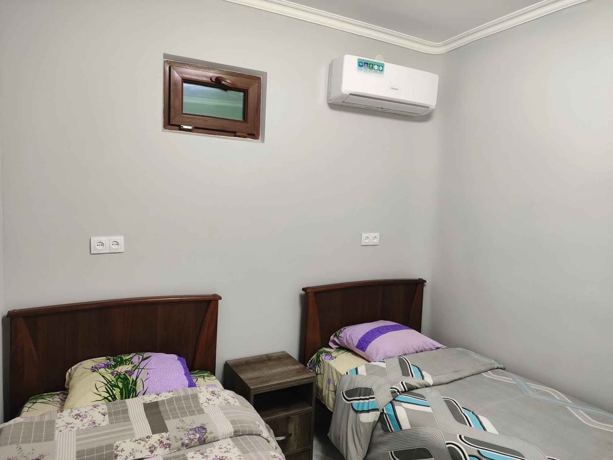 Apex Rest House Of 10 Rooms And Pool Erivan Exterior foto