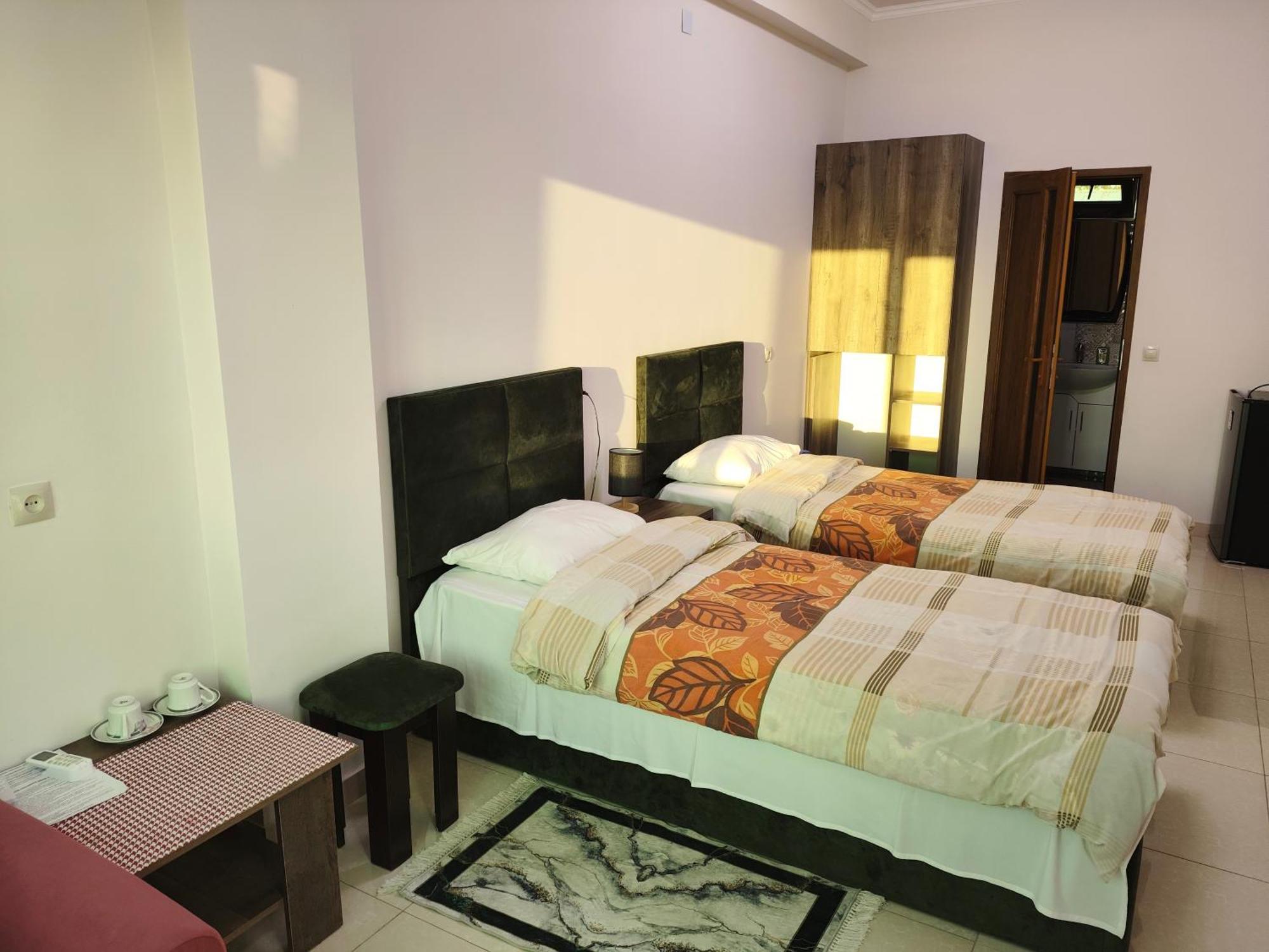 Apex Rest House Of 10 Rooms And Pool Erivan Exterior foto