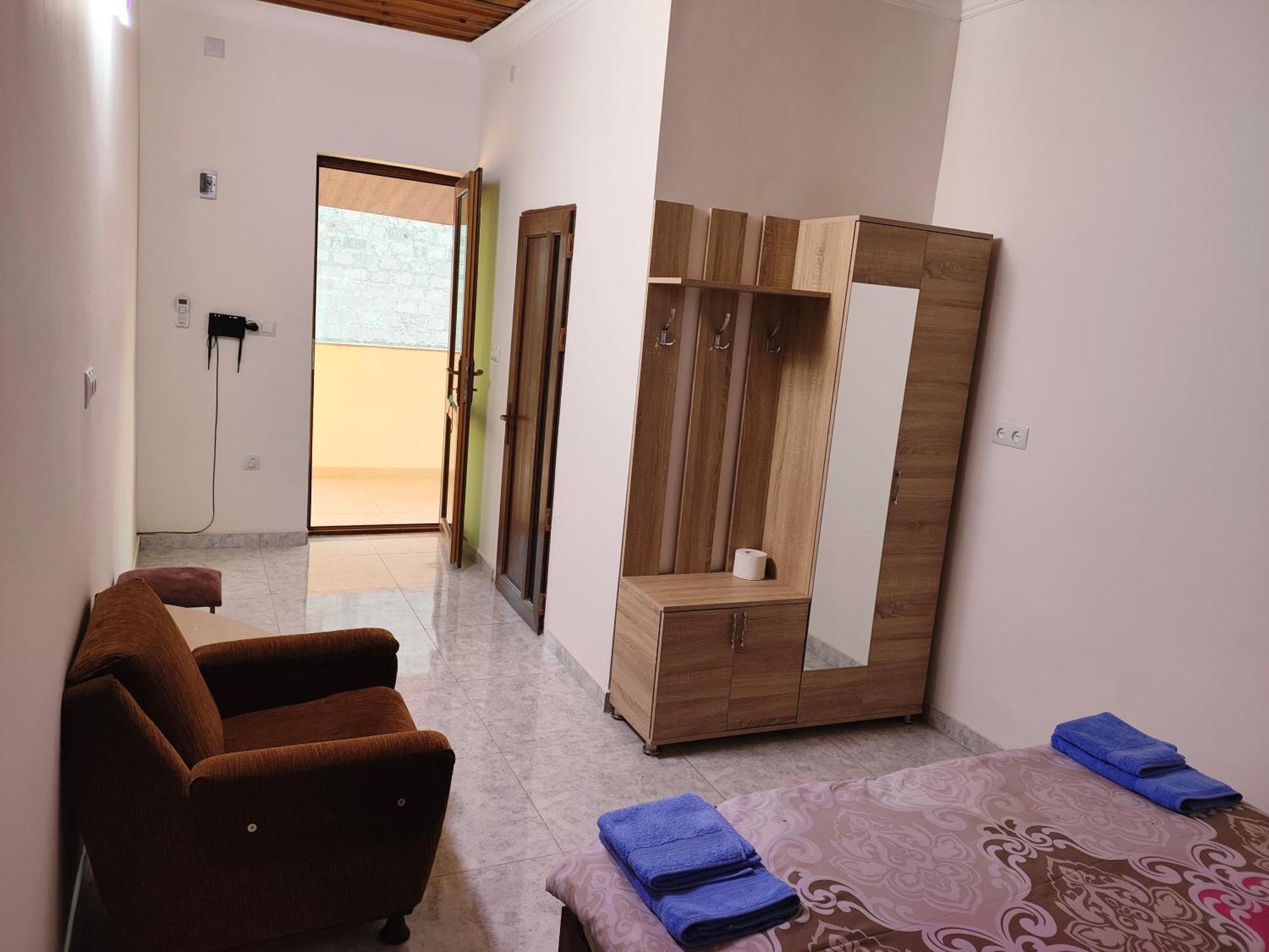 Apex Rest House Of 10 Rooms And Pool Erivan Exterior foto