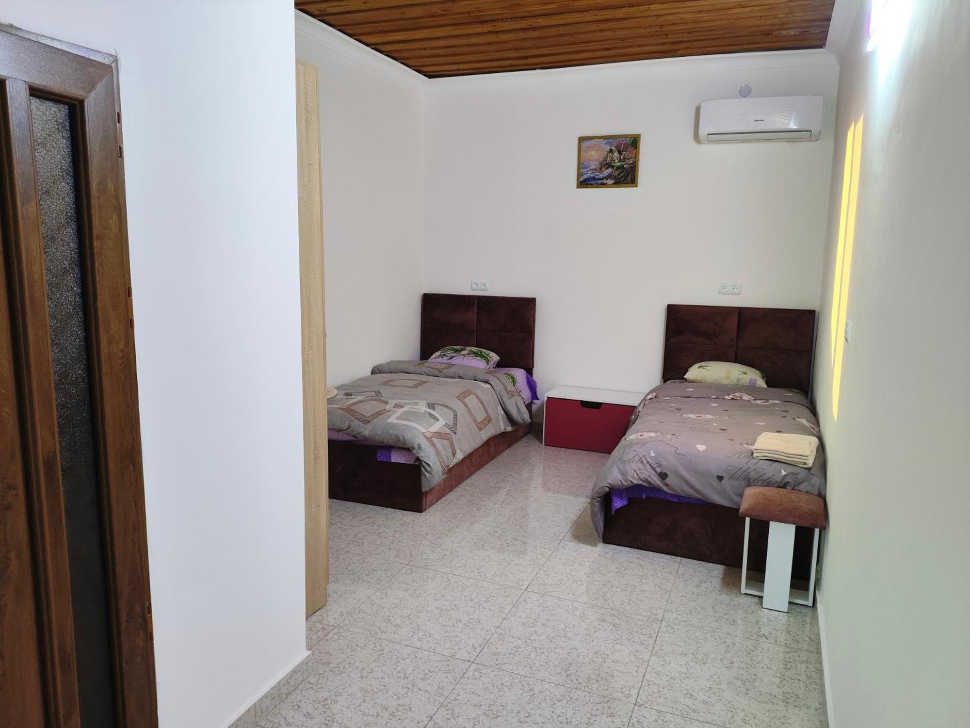 Apex Rest House Of 10 Rooms And Pool Erivan Exterior foto
