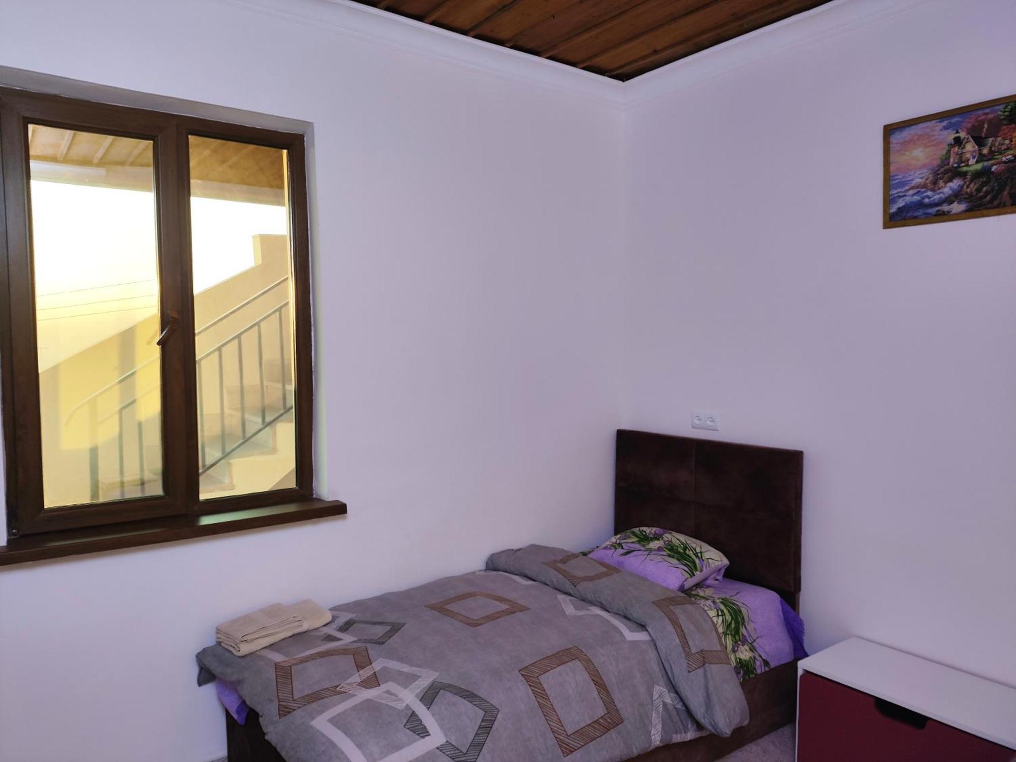 Apex Rest House Of 10 Rooms And Pool Erivan Exterior foto