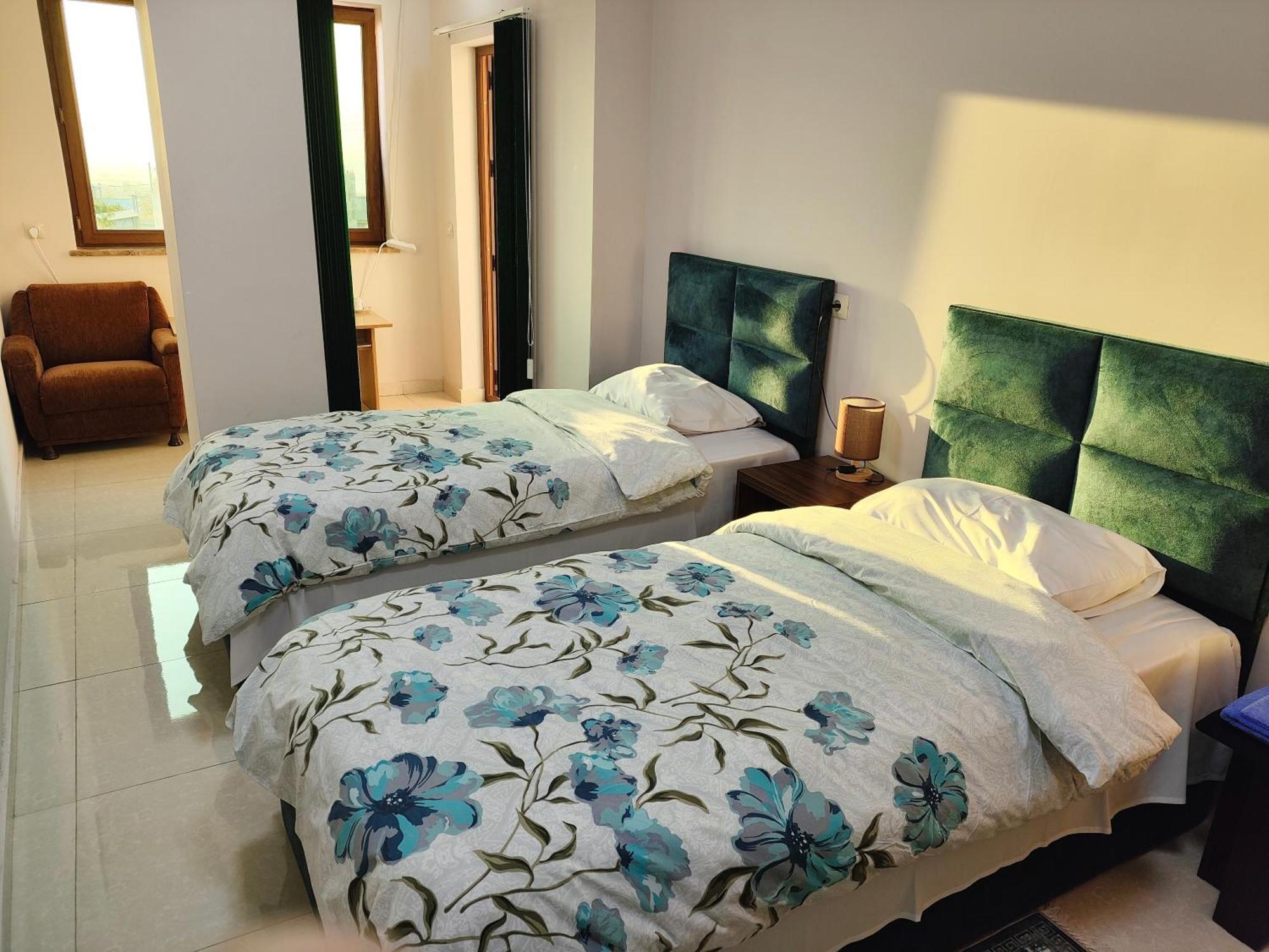 Apex Rest House Of 10 Rooms And Pool Erivan Exterior foto