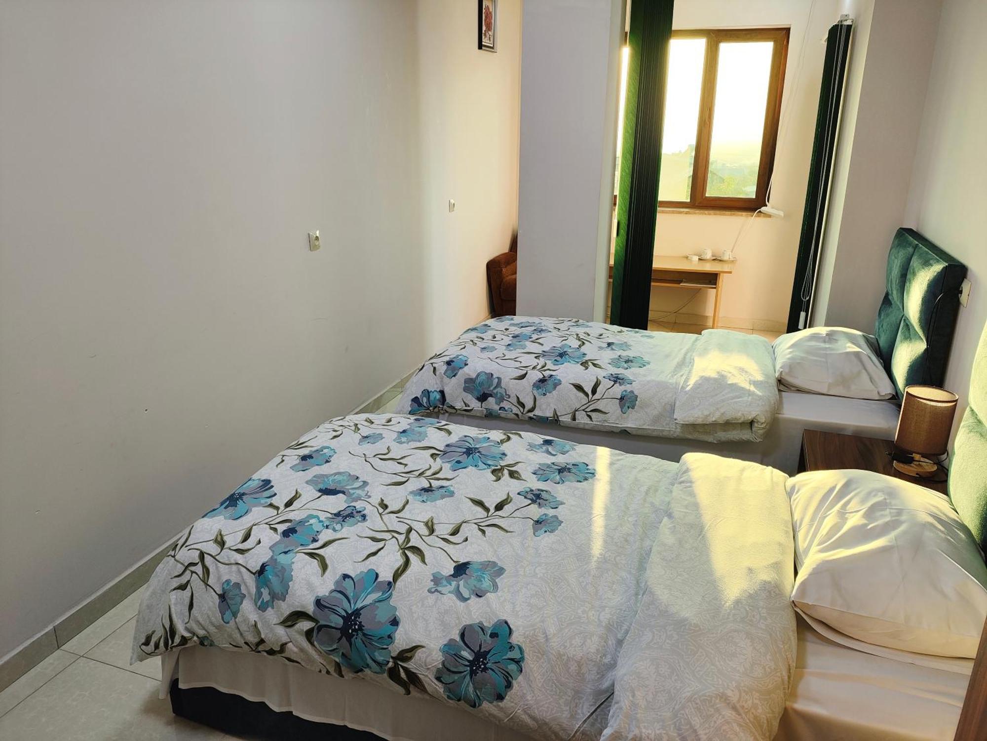 Apex Rest House Of 10 Rooms And Pool Erivan Exterior foto