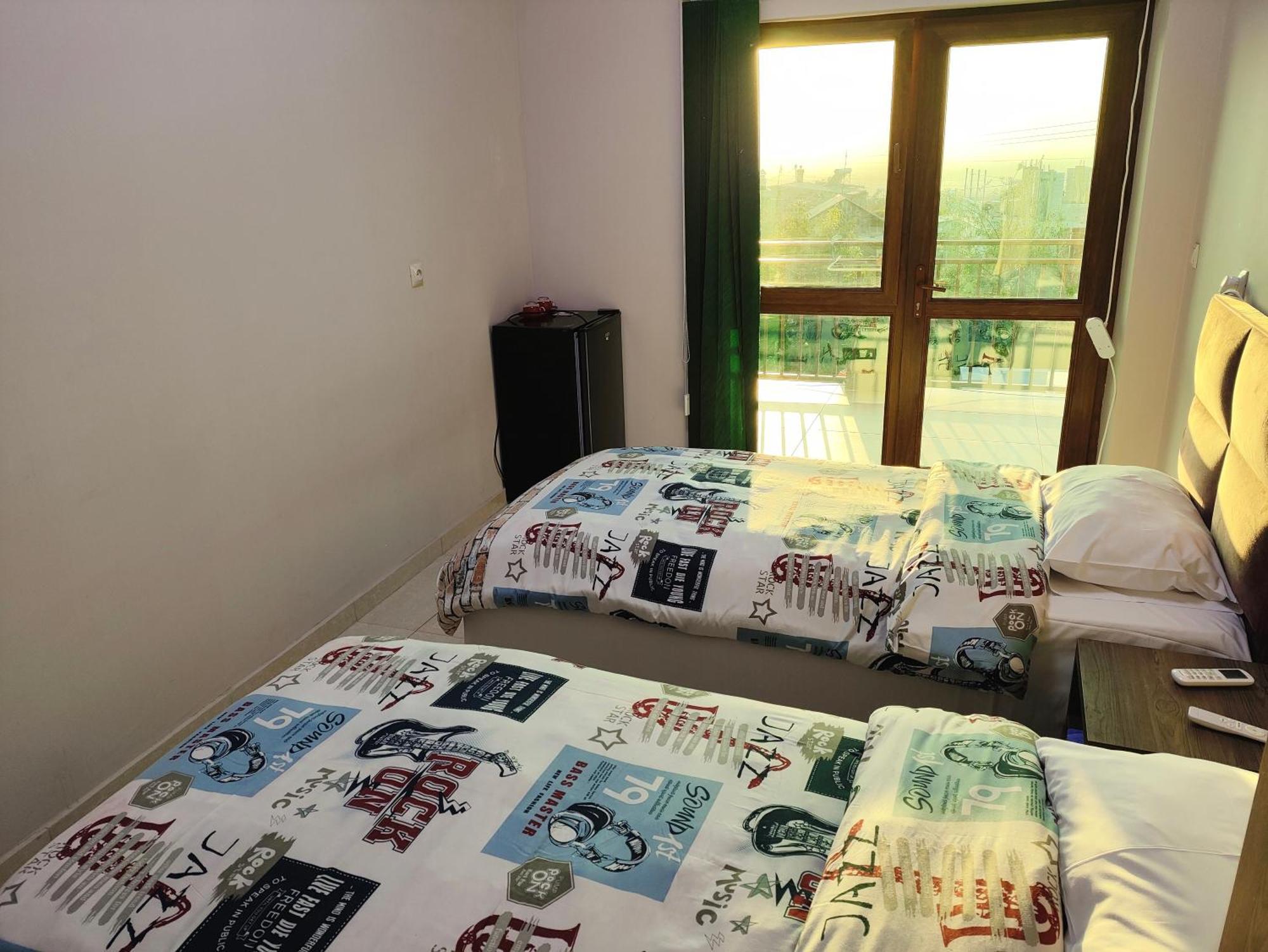 Apex Rest House Of 10 Rooms And Pool Erivan Exterior foto