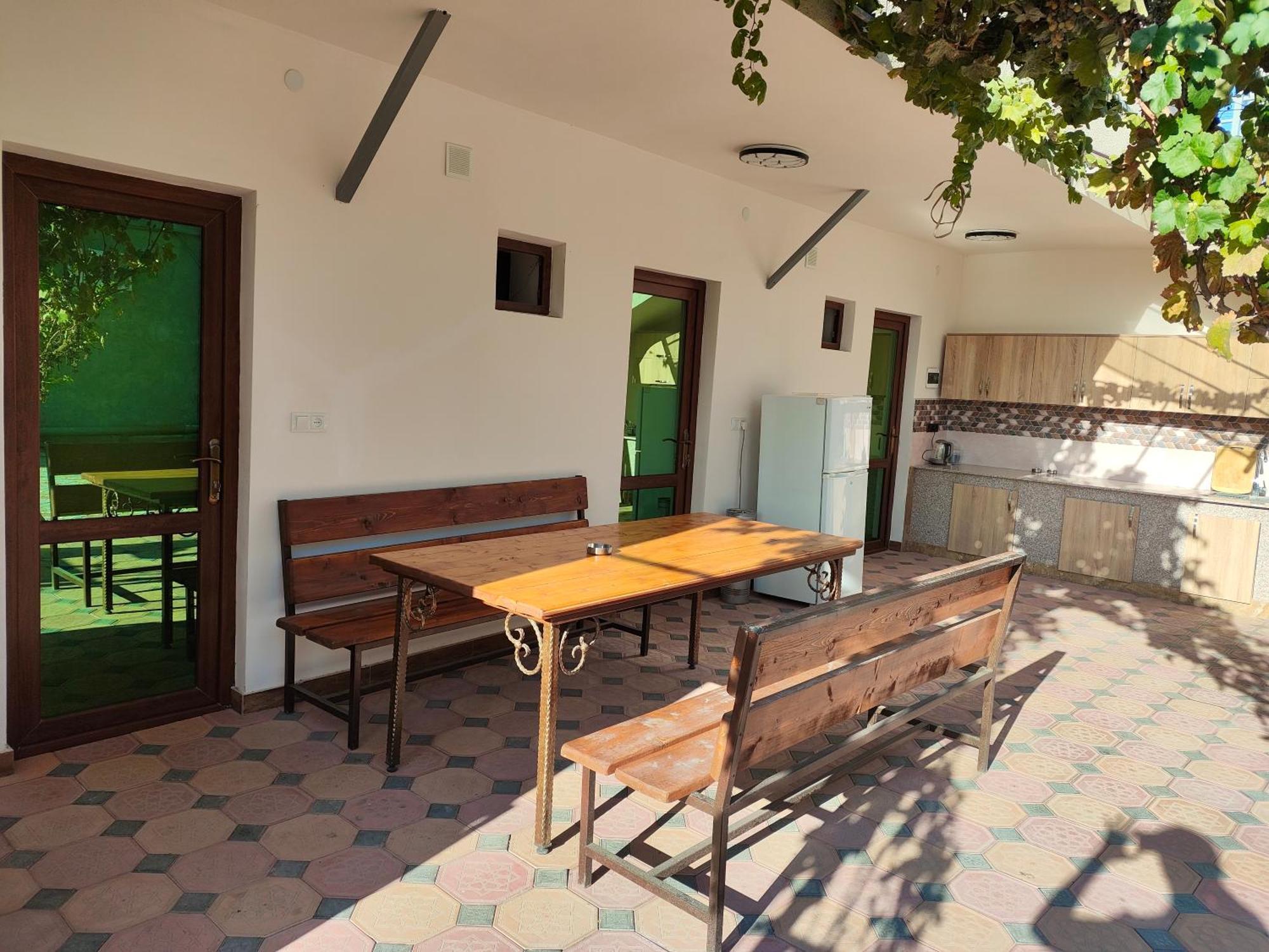 Apex Rest House Of 10 Rooms And Pool Erivan Exterior foto