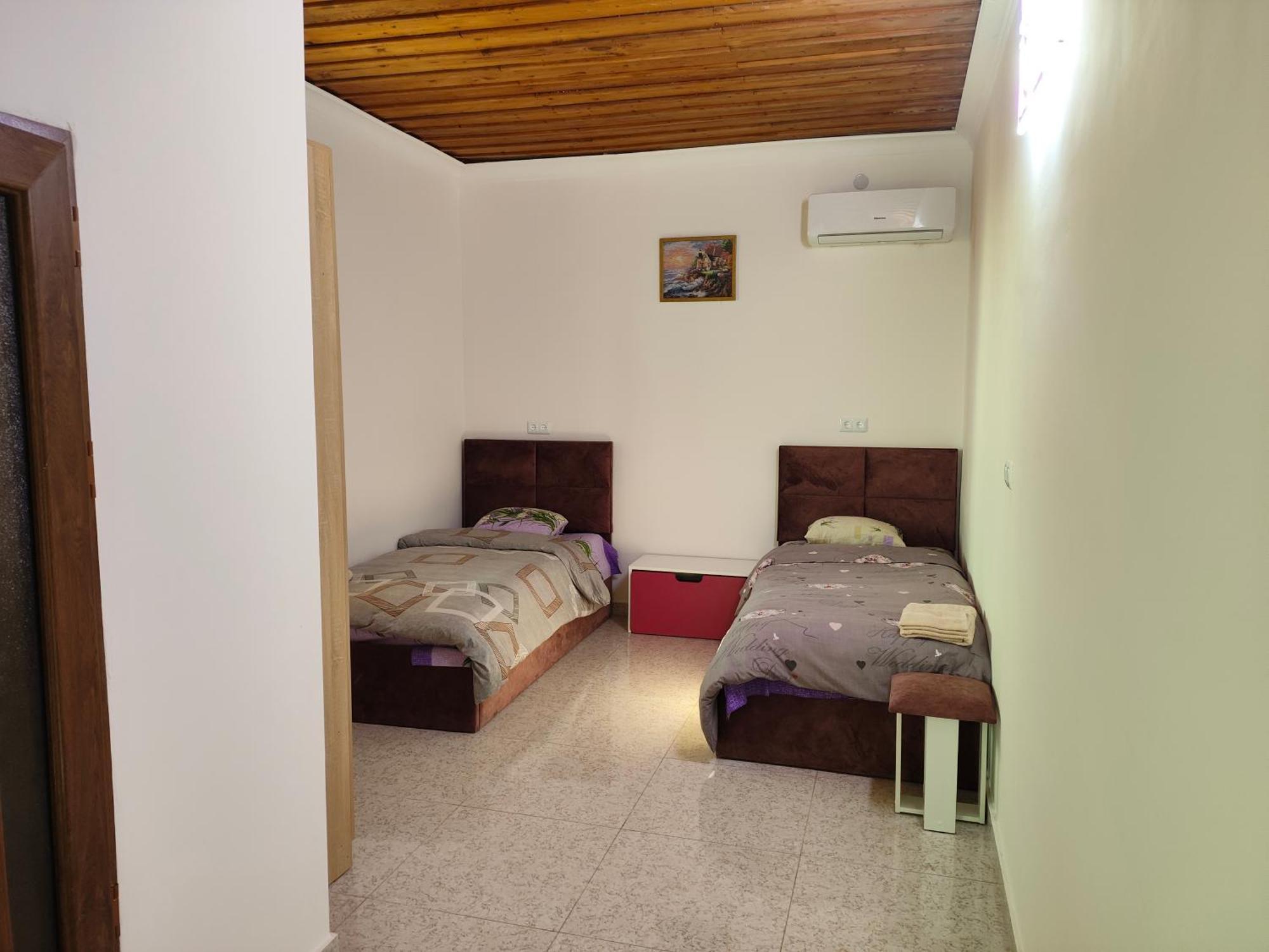 Apex Rest House Of 10 Rooms And Pool Erivan Exterior foto