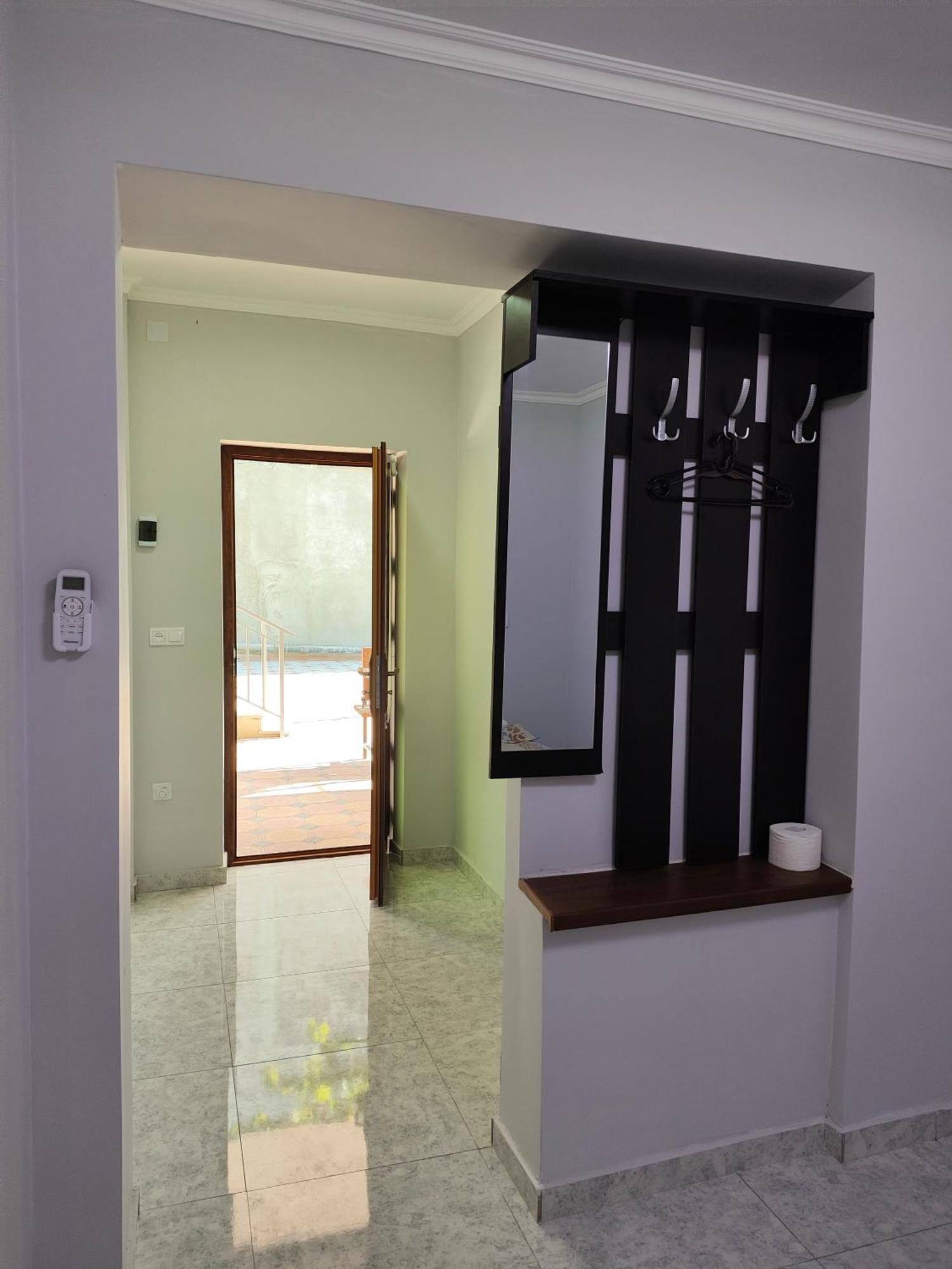 Apex Rest House Of 10 Rooms And Pool Erivan Exterior foto