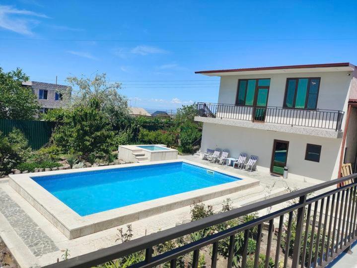 Apex Rest House Of 10 Rooms And Pool Erivan Exterior foto